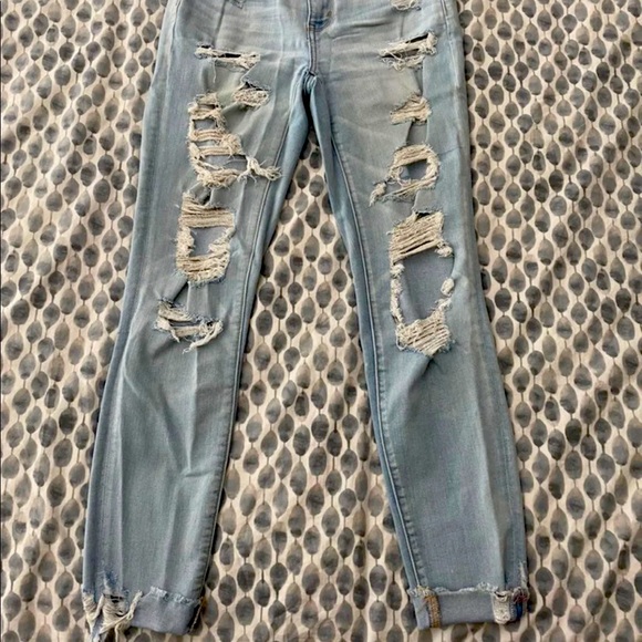 Ripped distressed American Eagle Jeans size 8! - Picture 2 of 3